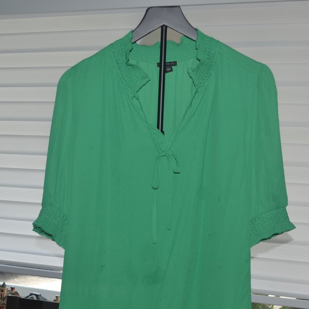 Pre-owned Ann Taylor Green smocked Blouse. Size L.